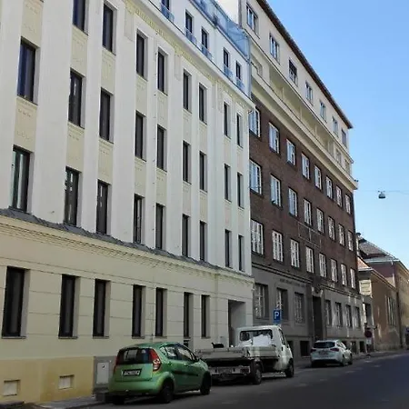 Apartman In The Center With Privat Parking 아파트